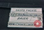 Image des soldats dans le casque de pétroliers Lai Khe Sud Vietnam, 1968, de la seconde 11 séquences d'archives historiques vidéo 65675037289