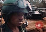Image des soldats dans le casque de pétroliers Lai Khe Sud Vietnam, 1968, de la seconde 12 séquences d'archives historiques vidéo 65675037289