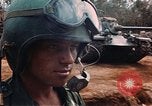Image des soldats dans le casque de pétroliers Lai Khe Sud Vietnam, 1968, de la seconde 13 séquences d'archives historiques vidéo 65675037289