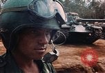 Image des soldats dans le casque de pétroliers Lai Khe Sud Vietnam, 1968, de la seconde 15 séquences d'archives historiques vidéo 65675037289