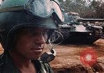 Image des soldats dans le casque de pétroliers Lai Khe Sud Vietnam, 1968, de la seconde 16 séquences d'archives historiques vidéo 65675037289