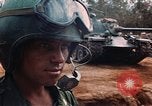 Image des soldats dans le casque de pétroliers Lai Khe Sud Vietnam, 1968, de la seconde 17 séquences d'archives historiques vidéo 65675037289
