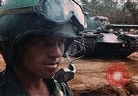 Image des soldats dans le casque de pétroliers Lai Khe Sud Vietnam, 1968, de la seconde 18 séquences d'archives historiques vidéo 65675037289