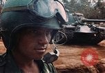 Image des soldats dans le casque de pétroliers Lai Khe Sud Vietnam, 1968, de la seconde 20 séquences d'archives historiques vidéo 65675037289