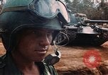 Image des soldats dans le casque de pétroliers Lai Khe Sud Vietnam, 1968, de la seconde 21 séquences d'archives historiques vidéo 65675037289