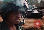 Image des soldats dans le casque de pétroliers Lai Khe Sud Vietnam, 1968, de la seconde 22 séquences d'archives historiques vidéo 65675037289