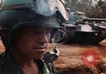 Image des soldats dans le casque de pétroliers Lai Khe Sud Vietnam, 1968, de la seconde 23 séquences d'archives historiques vidéo 65675037289