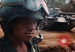 Image des soldats dans le casque de pétroliers Lai Khe Sud Vietnam, 1968, de la seconde 24 séquences d'archives historiques vidéo 65675037289