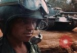 Image des soldats dans le casque de pétroliers Lai Khe Sud Vietnam, 1968, de la seconde 25 séquences d'archives historiques vidéo 65675037289