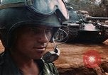 Image des soldats dans le casque de pétroliers Lai Khe Sud Vietnam, 1968, de la seconde 26 séquences d'archives historiques vidéo 65675037289