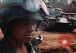 Image des soldats dans le casque de pétroliers Lai Khe Sud Vietnam, 1968, de la seconde 27 séquences d'archives historiques vidéo 65675037289