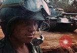 Image des soldats dans le casque de pétroliers Lai Khe Sud Vietnam, 1968, de la seconde 28 séquences d'archives historiques vidéo 65675037289
