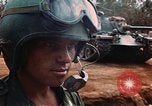 Image des soldats dans le casque de pétroliers Lai Khe Sud Vietnam, 1968, de la seconde 29 séquences d'archives historiques vidéo 65675037289