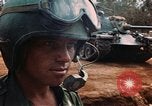 Image des soldats dans le casque de pétroliers Lai Khe Sud Vietnam, 1968, de la seconde 30 séquences d'archives historiques vidéo 65675037289
