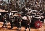 Image des soldats dans le casque de pétroliers Lai Khe Sud Vietnam, 1968, de la seconde 31 séquences d'archives historiques vidéo 65675037289