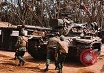 Image des soldats dans le casque de pétroliers Lai Khe Sud Vietnam, 1968, de la seconde 32 séquences d'archives historiques vidéo 65675037289