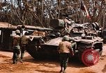 Image des soldats dans le casque de pétroliers Lai Khe Sud Vietnam, 1968, de la seconde 33 séquences d'archives historiques vidéo 65675037289