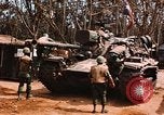 Image des soldats dans le casque de pétroliers Lai Khe Sud Vietnam, 1968, de la seconde 34 séquences d'archives historiques vidéo 65675037289