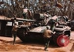 Image des soldats dans le casque de pétroliers Lai Khe Sud Vietnam, 1968, de la seconde 35 séquences d'archives historiques vidéo 65675037289