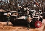 Image des soldats dans le casque de pétroliers Lai Khe Sud Vietnam, 1968, de la seconde 36 séquences d'archives historiques vidéo 65675037289