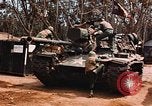 Image des soldats dans le casque de pétroliers Lai Khe Sud Vietnam, 1968, de la seconde 37 séquences d'archives historiques vidéo 65675037289