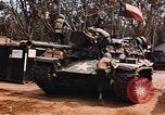 Image des soldats dans le casque de pétroliers Lai Khe Sud Vietnam, 1968, de la seconde 38 séquences d'archives historiques vidéo 65675037289