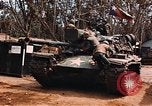 Image des soldats dans le casque de pétroliers Lai Khe Sud Vietnam, 1968, de la seconde 39 séquences d'archives historiques vidéo 65675037289