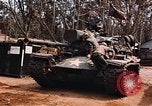 Image des soldats dans le casque de pétroliers Lai Khe Sud Vietnam, 1968, de la seconde 40 séquences d'archives historiques vidéo 65675037289