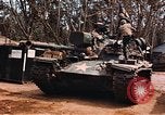Image des soldats dans le casque de pétroliers Lai Khe Sud Vietnam, 1968, de la seconde 43 séquences d'archives historiques vidéo 65675037289