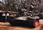 Image des soldats dans le casque de pétroliers Lai Khe Sud Vietnam, 1968, de la seconde 44 séquences d'archives historiques vidéo 65675037289