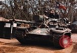 Image des soldats dans le casque de pétroliers Lai Khe Sud Vietnam, 1968, de la seconde 46 séquences d'archives historiques vidéo 65675037289