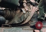 Image des soldats dans le casque de pétroliers Lai Khe Sud Vietnam, 1968, de la seconde 48 séquences d'archives historiques vidéo 65675037289
