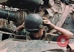 Image des soldats dans le casque de pétroliers Lai Khe Sud Vietnam, 1968, de la seconde 55 séquences d'archives historiques vidéo 65675037289