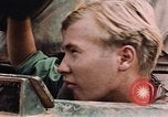 Image des soldats dans le casque de pétroliers Lai Khe Sud Vietnam, 1968, de la seconde 59 séquences d'archives historiques vidéo 65675037289