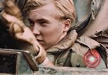 Image des soldats dans le casque de pétroliers Lai Khe Sud Vietnam, 1968, de la seconde 60 séquences d'archives historiques vidéo 65675037289