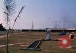 Standbild militärische LKW-Konvoi Vietnam, 1969, aus Sekunde 22 historischem Filmmaterial Videoclip 65675037301