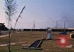 Standbild militärische LKW-Konvoi Vietnam, 1969, aus Sekunde 23 historischem Filmmaterial Videoclip 65675037301