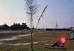 Standbild militärische LKW-Konvoi Vietnam, 1969, aus Sekunde 30 historischem Filmmaterial Videoclip 65675037301
