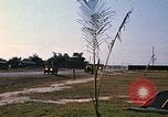 Standbild militärische LKW-Konvoi Vietnam, 1969, aus Sekunde 37 historischem Filmmaterial Videoclip 65675037301