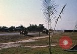 Standbild militärische LKW-Konvoi Vietnam, 1969, aus Sekunde 38 historischem Filmmaterial Videoclip 65675037301