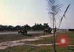 Standbild militärische LKW-Konvoi Vietnam, 1969, aus Sekunde 39 historischem Filmmaterial Videoclip 65675037301