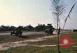 Standbild militärische LKW-Konvoi Vietnam, 1969, aus Sekunde 40 historischem Filmmaterial Videoclip 65675037301