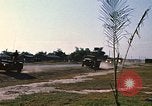 Standbild militärische LKW-Konvoi Vietnam, 1969, aus Sekunde 41 historischem Filmmaterial Videoclip 65675037301