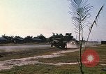 Standbild militärische LKW-Konvoi Vietnam, 1969, aus Sekunde 42 historischem Filmmaterial Videoclip 65675037301