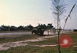 Standbild militärische LKW-Konvoi Vietnam, 1969, aus Sekunde 43 historischem Filmmaterial Videoclip 65675037301