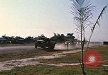 Standbild militärische LKW-Konvoi Vietnam, 1969, aus Sekunde 44 historischem Filmmaterial Videoclip 65675037301