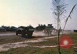 Standbild militärische LKW-Konvoi Vietnam, 1969, aus Sekunde 45 historischem Filmmaterial Videoclip 65675037301