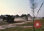 Standbild militärische LKW-Konvoi Vietnam, 1969, aus Sekunde 46 historischem Filmmaterial Videoclip 65675037301