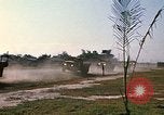 Standbild militärische LKW-Konvoi Vietnam, 1969, aus Sekunde 48 historischem Filmmaterial Videoclip 65675037301