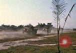 Standbild militärische LKW-Konvoi Vietnam, 1969, aus Sekunde 49 historischem Filmmaterial Videoclip 65675037301